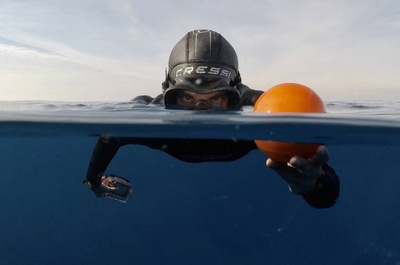 Matias Carandell al agua en la prueba piloto de la boya