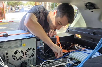 Adrià Subirana trabajando en el equipamiento interior del vehículo