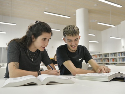 Estudiantes en la biblioteca