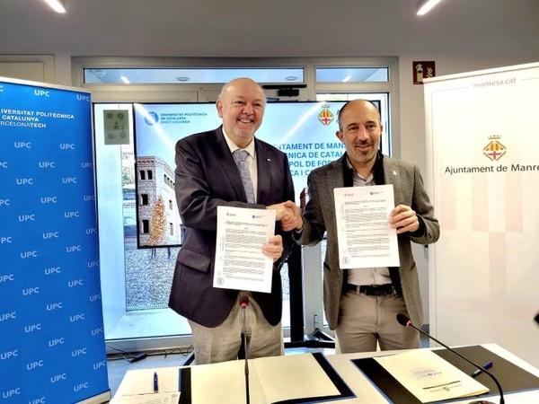 El rector de la UPC, Daniel Crespo, y el alcalde de Manresa, Marc Aloy, durante la firma del convenio para impulsar el proyecto de Fàbrica Nova.