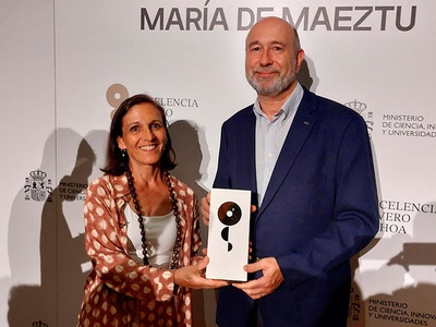 La directora científica del CCEM, Maria Pau Ginebra, y el vicerrector Jordi Llorca, recogiendo la acreditación de Unidad de Excelencia María de Maeztu