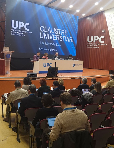 Mesa y miembros claustrales durante la sesión del Claustro Universitario del 4 de febrero.