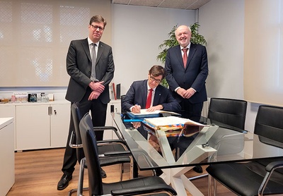 El presidente Illa firmando el libro de honor de la Escuela acompañado del director de la ESEIAAT y el rector de la UPC