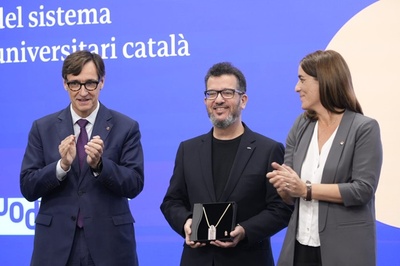 El profesor de la FIB David López recibiendo la distinción Jaume Vicens Vives