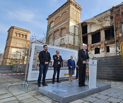 De izquierda a derecha: Josep Maria Julià, de la empresa Julià Arquitectes; el rector de la UPC, Daniel Crespo; el alcalde de Manresa, Marc Aloy; la extrabajadora de la Fàbrica Nova, Pepita Burgués, y en representación de la Asociación de Memoria e Historia de Manresa, Carme Botifoll