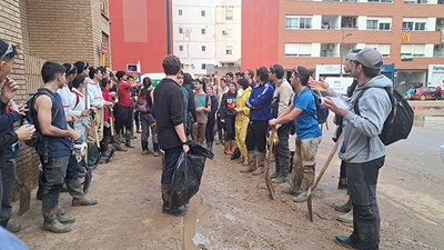 El grupo de estudiantes, trabajando en Valencia