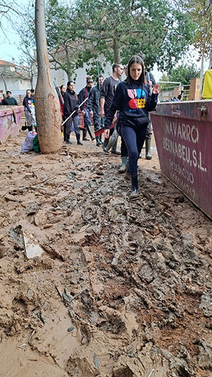 Grupo de estudiantes andando sobre el barro en Paiporta