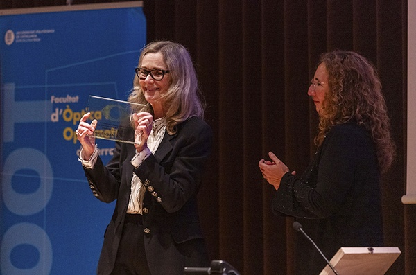 La profesora Susan Cotter y la decana de la FOOT en el momento de entrega del premio