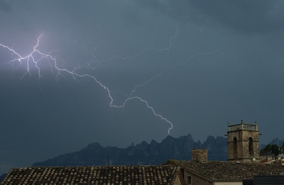 Imagen de un Rayo en el cielo de Montserrat
