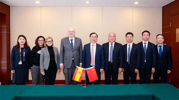 Delegación de la Nanjing University of Aeronautics and Astronautics: el rector Jiang Bin, a la izquierda del rector Daniel Crespo, y la vicerrectora Lourdes Reig, a la derecha