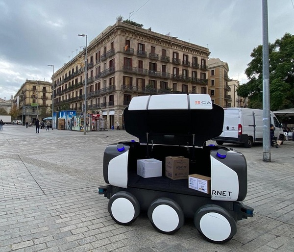 El robot Ona, del IRI, en los alrededores del Centro Cultural y de Memoria del Born (CCBorn) de Barcelona