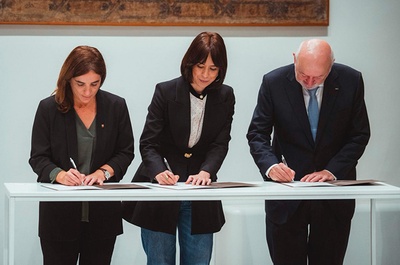 De izquierda a derecha, la consejera de Investigación y Universidades de la Generalitat, Núria Montserrat; la ministra de Ciencia, Innovación y Universidades, Diana Morant, y el rector de la UPC, Daniel Crespo, firmando el convenio