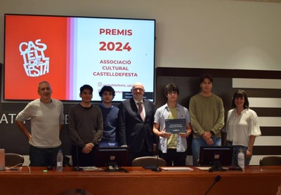 Estudiantes de la asociación Cultural Castelldefesta, recogiendo el premio, junto con el rector Daniel Crespo (en el centro de la imagen), la vicerrectora de Docencia y Estudiantado, Anna Mujal (a la derecha), y el jefe del Servicio de Deportes, Jordi Arimany (izquierda)