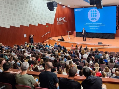 El Auditorio del edificio Vèrtex lleno de personas