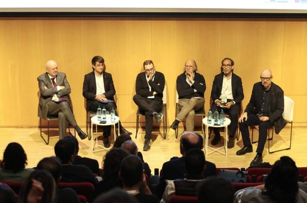 Mesa redonda con la participación del rector de la UPC, Daniel Crespo