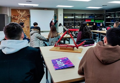 Imagen de la visita al laboratorio de la ETSEIB