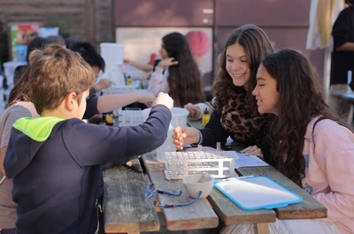 Alumnos de 1º y 2º de ESO realizando un experimento en el primer encuentro STEAM en el Zoo de Barcelona