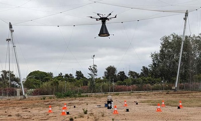 Un dron volando en uno de los vuelos de prueba realizados en el DroneLab de la UPC