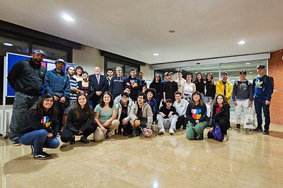 El grupo de estudiantes voluntarios, con Daniel Crespo, rector de la UPC, y Anna Mujal, vicerrectora de Docencia y Estudiantado