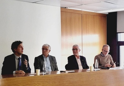 De izquierda a derecha, el director del ICFO, Oriol Romero-Isart; el profesor y director de la nueva Cátedra, Antonio Rubio; el director del BSC-CNS, Mateo Valero, y el director de Ingeniería de Qualcomm, Jordi Ros