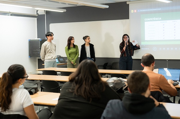 Una de las estudiantes presenta la solución de su grupo para ayudar a las empresas a cumplir con objetivos de gestión energética y sostenibilidad, planteados por Schneider Electric.