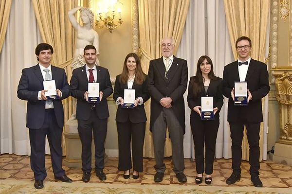 David García (primero por la izquierda) y Sergi Abadal (primero por la derecha), junto con el presidente de la Real Academia de Ingeniería, Jaime Domínguez, y el resto de medallistas.