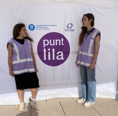 Dos chicas en uno de los Puntos Lila