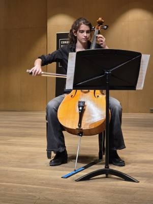 La estudiante del CMMB y de la UPC, Ariana Rodríguez, tocando el violonchelo