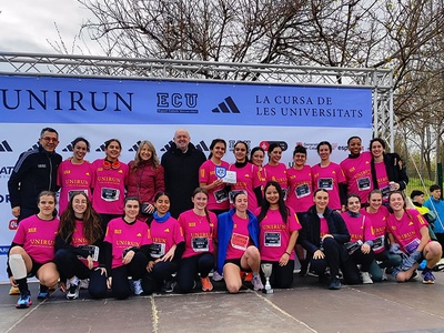 Entrega del premio especial a la Universidad con el porcentaje más alto de participación femenina