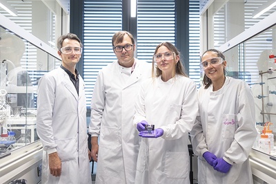 De izquierda a derecha, los investigadores Paulius Baronas, Kasper Moth-Poulsen, Helen Hölzel y Lorette Fernandez, en el laboratorio MOST de la UPC. Foto: Paulius Baronas