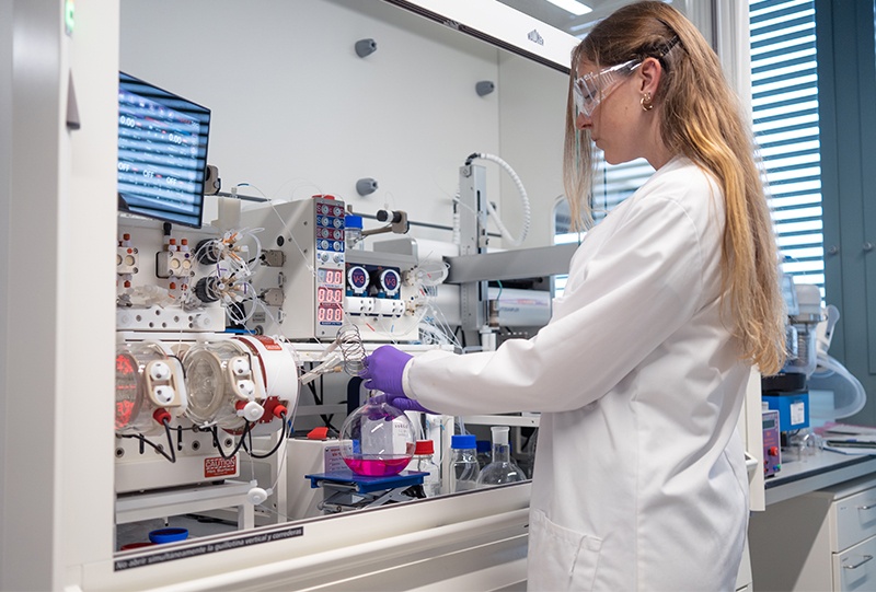 Helen Hölzel trabajando en el laboratorio MOST de la UPC. Foto: Paulius Baronas