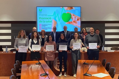 Fotografía de todos los premiados con representantes institucionales, en el Rectorado de la UPC