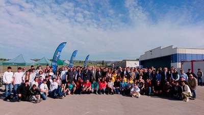 Fotografía de grupo de la edición 2022 del concurso CanSat, que tuvo lugar en el Aeródromo de Igualada-Òdena