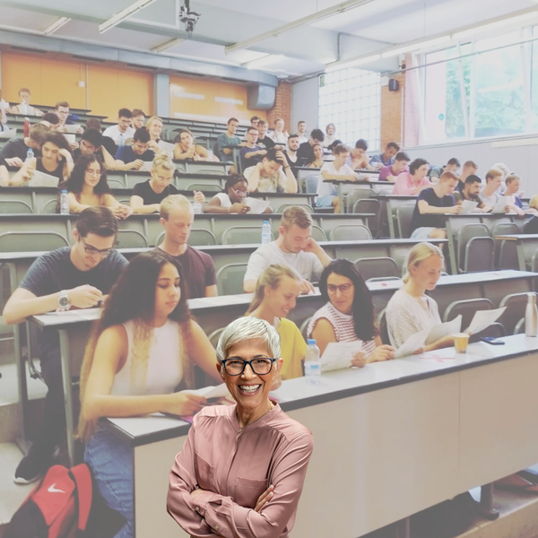 Estudiants i una PDI a l'aula fent classe